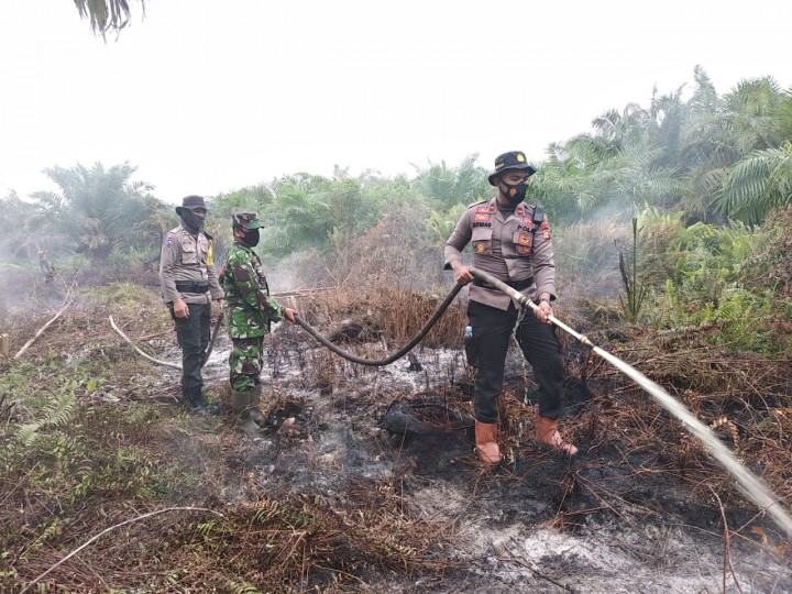 Kapolsek Teluk Meranti Laksanakan Pemadaman Titik Hotspot Melalui Aplikasi Lancang Kuning