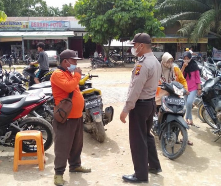 Personel Polsek Langgam saat patroli di sebuah kawasan parkir, Minggu (13/12/2020). Foto: Istimewa.