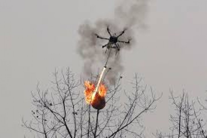 Penduduk Desa China Membuat Drone Penyembur Api Untuk Membakar Sarang Tawon dan Hasilnya, Super Mengerikan