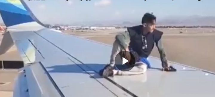 Seorang pria yang tertangkap karema netizen tengah berada di atas sayap pesawat yang akan lepas landas. Aksinya membuat geger Bandara. Foto: int 