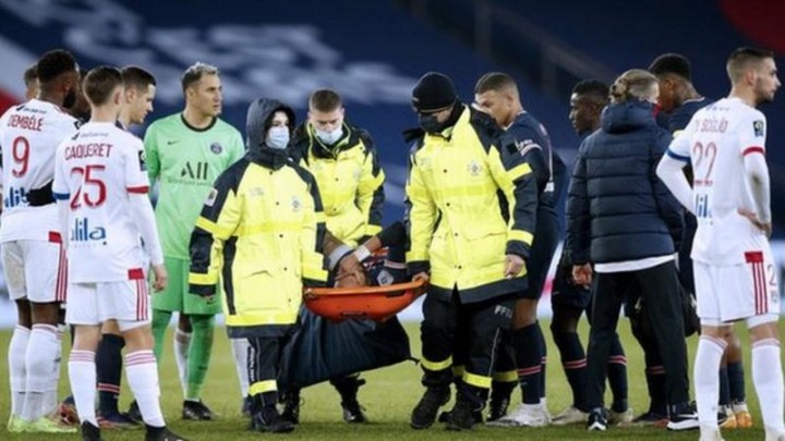 Alami Cedera Serius, Neymar Ditandu Saat Paris St-Germain Dikalahkan Lyon