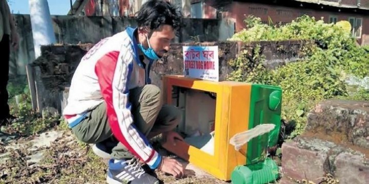 Pria Asal Assam Ini Membuat Rumah Yang Nyaman Untuk Anjing Liar Dengan Menggunakan TV yang Terbuang, Jadi Inspirasi Banyak Orang