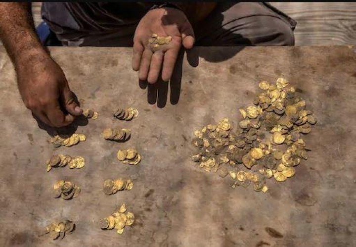 Koin Dan Peralatan Makan Berusia 2000 Tahun Ditemukan Oleh Penduduk Desa Saat Menggali Lahan Kosong di India