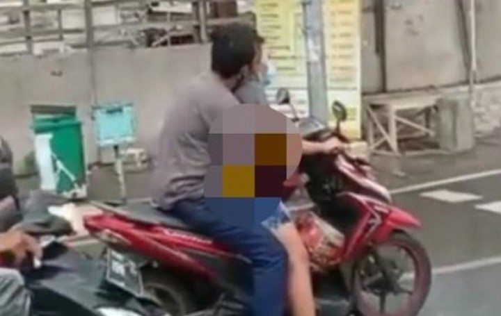Pasangan sejoli yang mesum di atas sepeda motor, viral di media sosial. Foto: int 