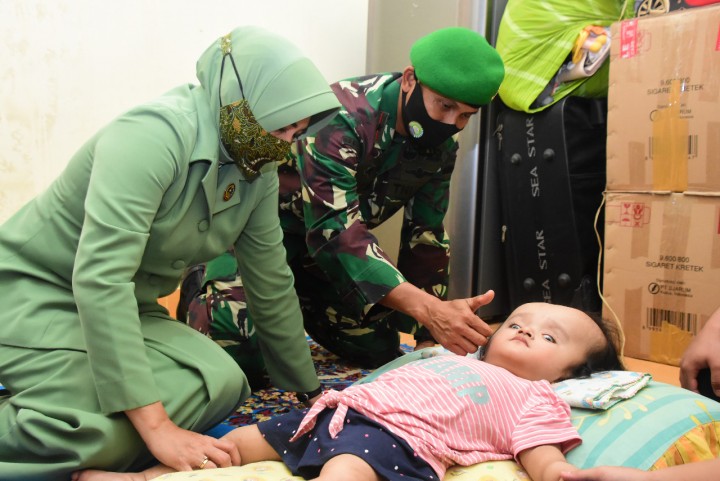 Danrem 031/WB Brigjen TNI M Syech Ismed bersama Istri saat menjenguk dan memberikan bantuan pengobatan pada Balqis. 