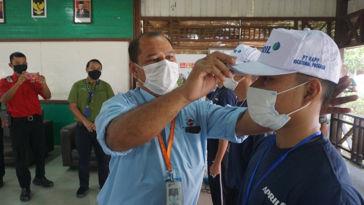 Penyematan topi kepada peserta sebagai tanda dimulainya Pelatihan Mental Building di BPPUT, Town Site 2, Pangkalan Kerinci (foto/ist) 