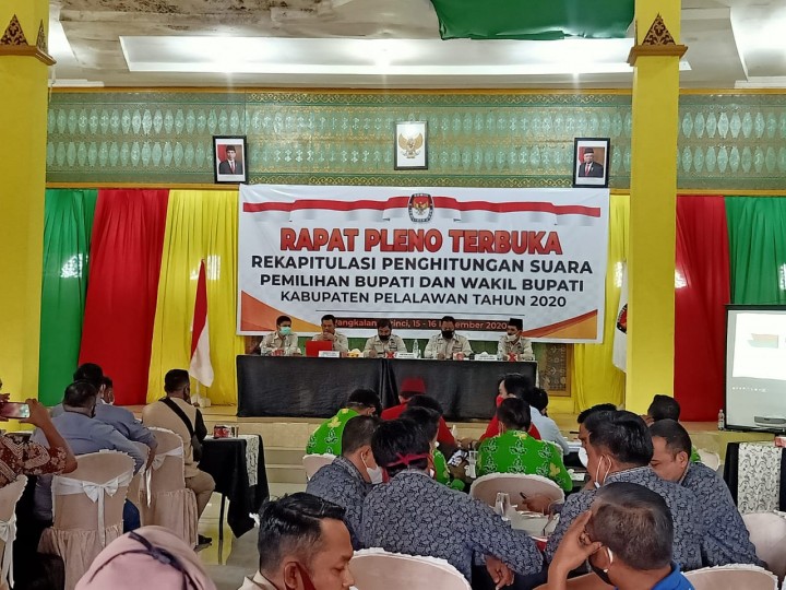 Pleno Penghitungan Suara Pilkada Pelalawan, Zukri-Nasar Unggul Telak (foto/Ardi) 