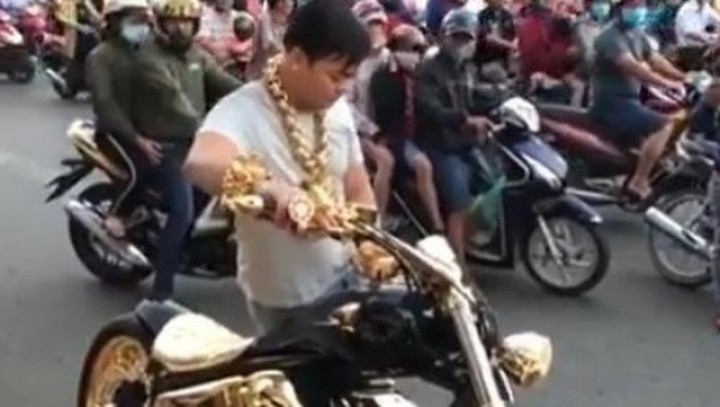 Pemotor Vietnam yang menggunakan emas untuk sepeda motor modifikasi miliknya. Foto: int 