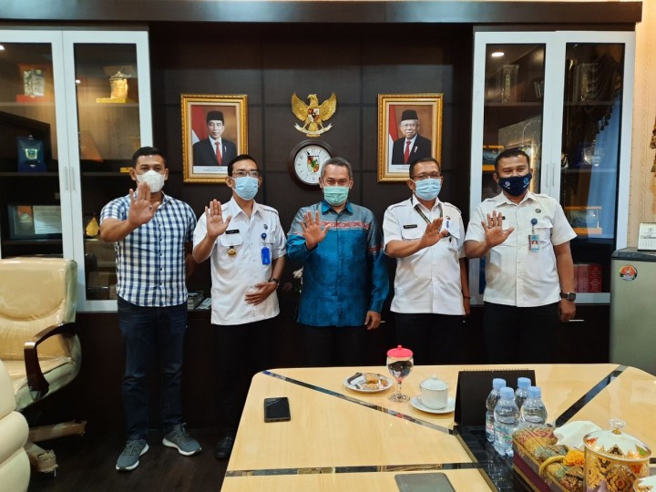 Foto bersama Ketua DPRD Pekanbaru dengan pengurus BNN Pekanbaru