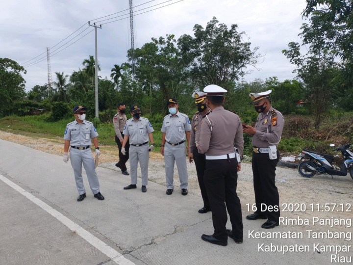 Kepala Jasa Raharja Riau, Herry Kesuma didampingi Kabag Operasional Ahmad Ilham saat meninjau lokasi kecelakaan di Rimbo Panjang, Kampar