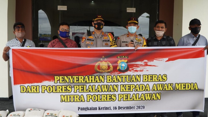 Polres Pelalawan Beri Bantuan Beras Kepada Awak Media Mitra Polres Pelalawan Terdampak Covid-19