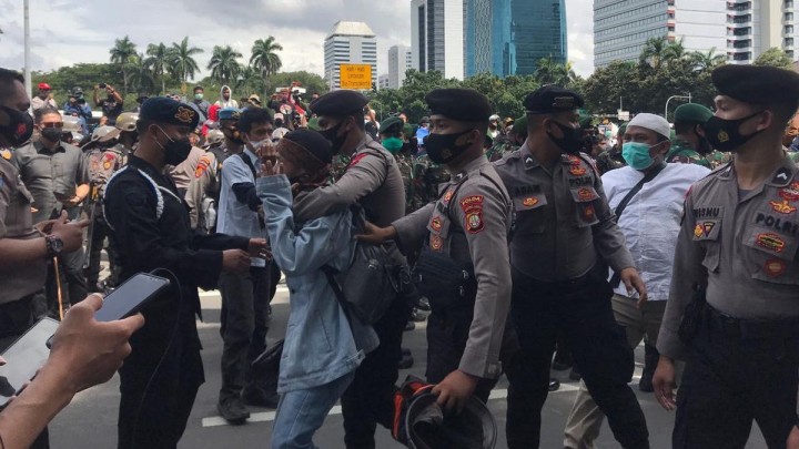 Polda Kalbar Ringkus Seorang Pemuda yang Menyerang Polisi Selama Demo 1812 (Foto :VOI)