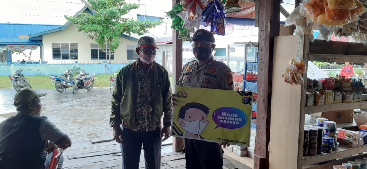 Personil Polsek Kuala Kampar Terus Himbau Warga Gunakan Masker