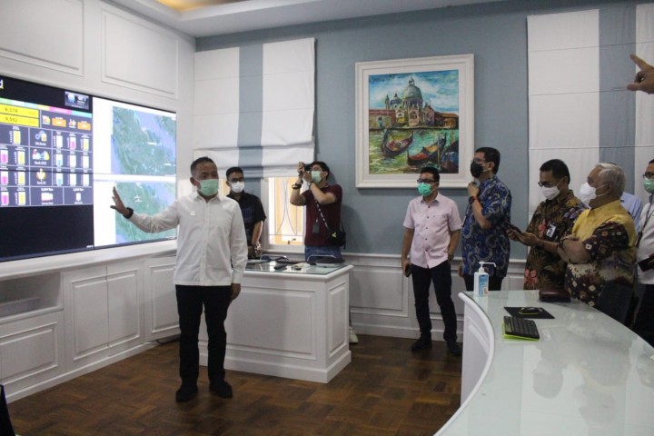 CEO PTPN V Jatmiko K. Santosa menerangkan informasi yang tersaji di dalam layar integrasi pada control room perusahaan kepada Komisaris PT Telkom (Persero) Tbk Rizal Mallaranggeng dan rombongan, pekan lalu (foto/ist) 