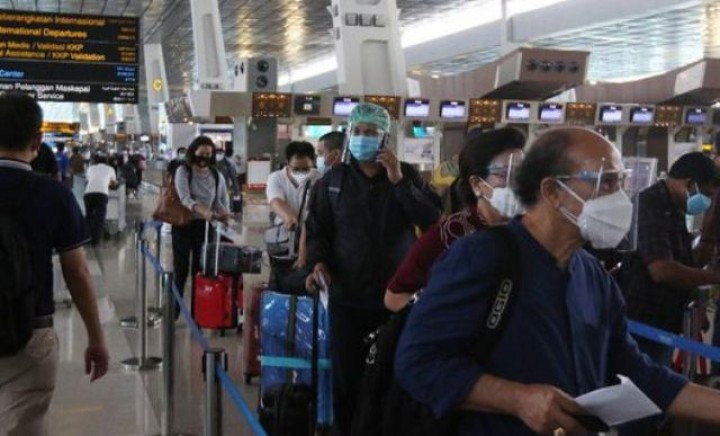 Antrian calon penumpang yang ingin melaukan tes antigen di Bandara Soetta. Foto: int 