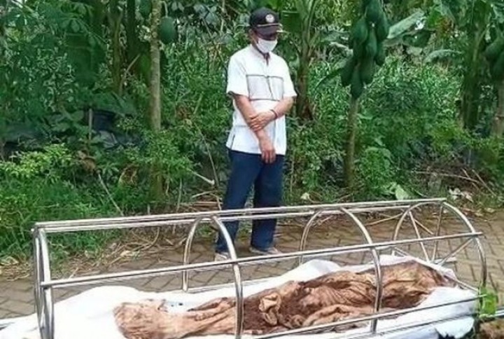 Jasad Mbah Soewardi yang tetap utuh meski telah dikubur 30 tahun silam. Foto: int/dtc