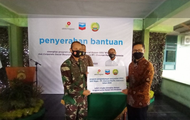 GM Corporate Affairs Asset PT CPI Sukamto Tamrin memberikan bantuan secara simbolis kepada Danrem 031/Wirabima Brigadir Jendral TNI M. Syech Ismed, S.E, M.Han.