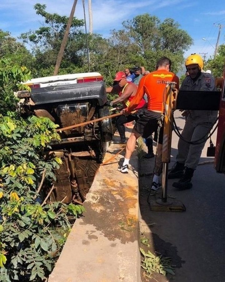 Enam Anak Tewas Saat Mobil yang Ditumpangi Jatuh Dari Jembatan Saat Mencoba Menghindari Seorang Pengendara Sepeda (foto : mirror)