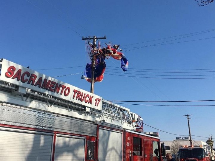 Ketika Sinterklas Terjebak Di Kabel Listrik Saat Mengirim Permen (foto : Indiatimes)