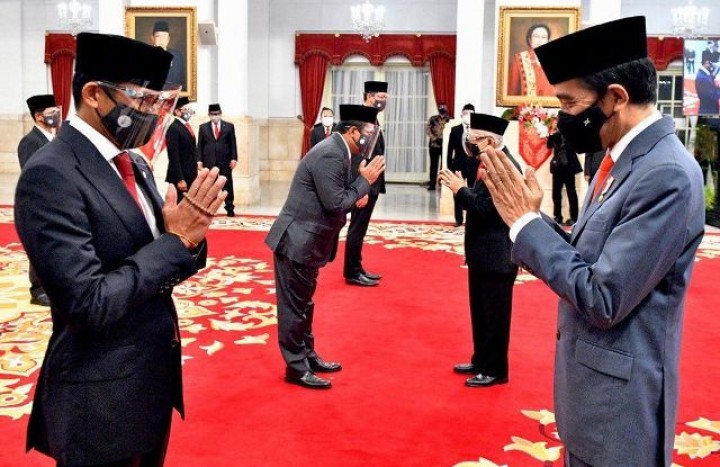 Presiden Jokowi saat melantik Sandiaga Uno menjadi Menteri Pariwisata dan Ekonomi Kreatif pada Kabinet Indonesia Maju. Foto: int 