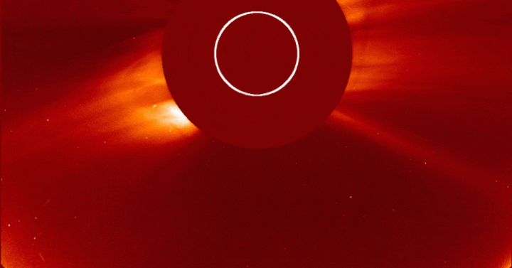 Sebuah Gambar Langka Menunjukkan Komet Saat Menelusuri Matahari Ketika Gerhana (foto : indiatimes)