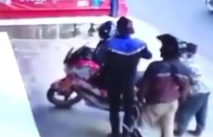 Pria yang diduga maling motor kepergok oleh sang pemilik. Foto: int/Instagram @agoez_bandz4.