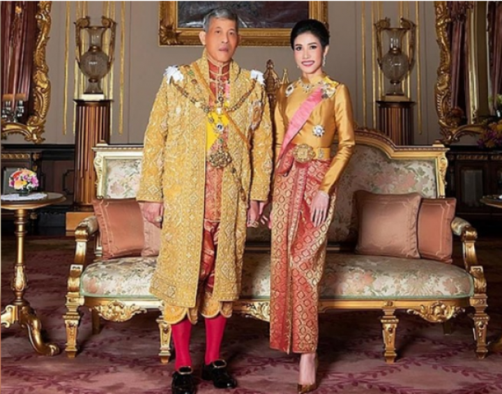Raja Thailand bersama selirnya Sineenat Wongvajirapakdi. Foto: handout/afp/getty images. 