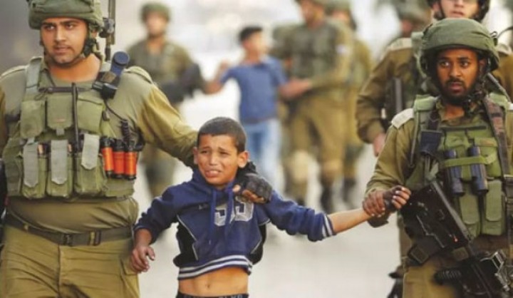 Seorang bocah Palestina diamankan tentara Isreal, yang merupakan bukti penindasan negara Yahudi itu terhadap masyarakat Palestina. Foto: int 