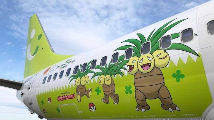Badan pesawat milik Solaseed Air yang ditempeli karakter pokemon. (Foto: IG Solaseed Air)