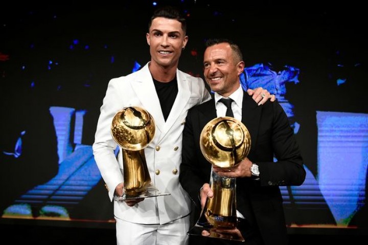 Cristiano Ronaldo Mengalahkan Lionel Messi Untuk Memenangkan Penghargaan Player of the Century