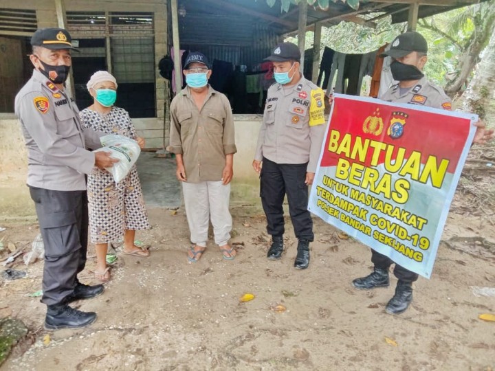 Polsek Bandar Sei Kijang Serahkan Bantuan Beras ke Masyarakat Terdampak Covid-19