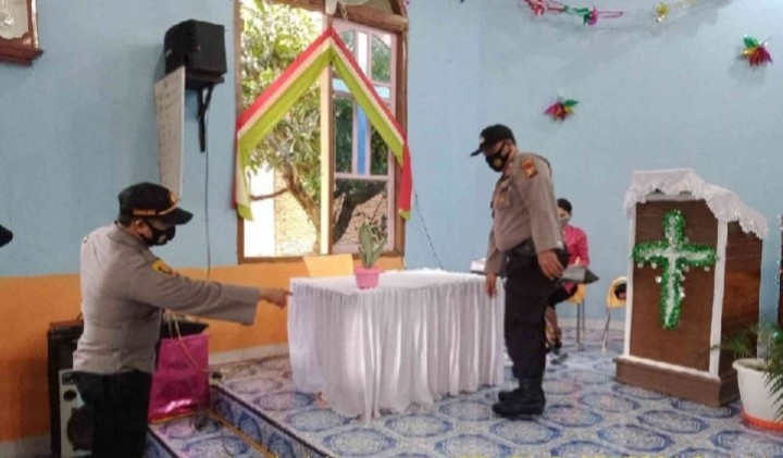 Polsek Kerumutan Lakukan Pengamanan Ibadah Tahun Baru di Gereja Desa Bukit Lembah Subur