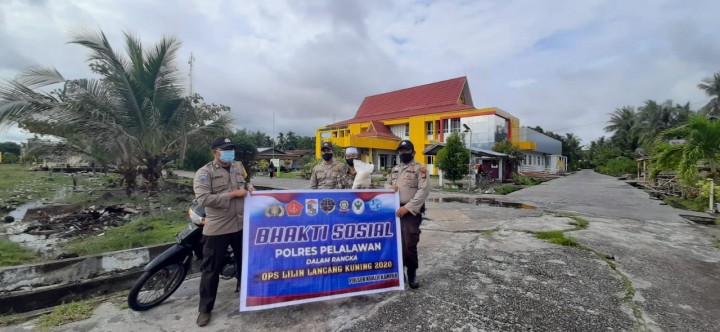 Polsek Kuala Kampar Bagi-bagi Sembako kepada Warga Terdampak Covid-19