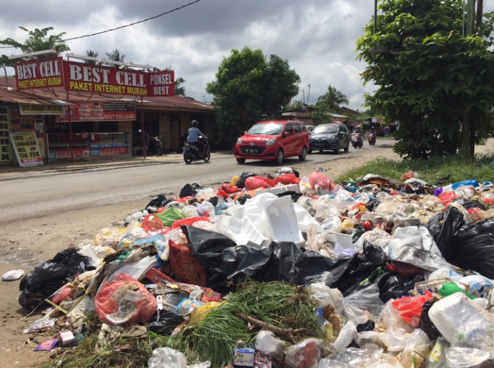 Tumpukan sampah di Jalan Rajawali