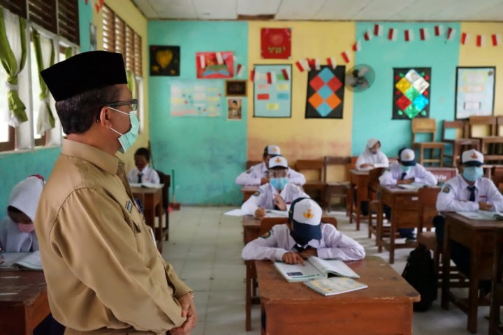 Sekda Tinjau Pelaksanaan Sekolah Tatap Muka di Kecamatan Siak (foto/lin) 