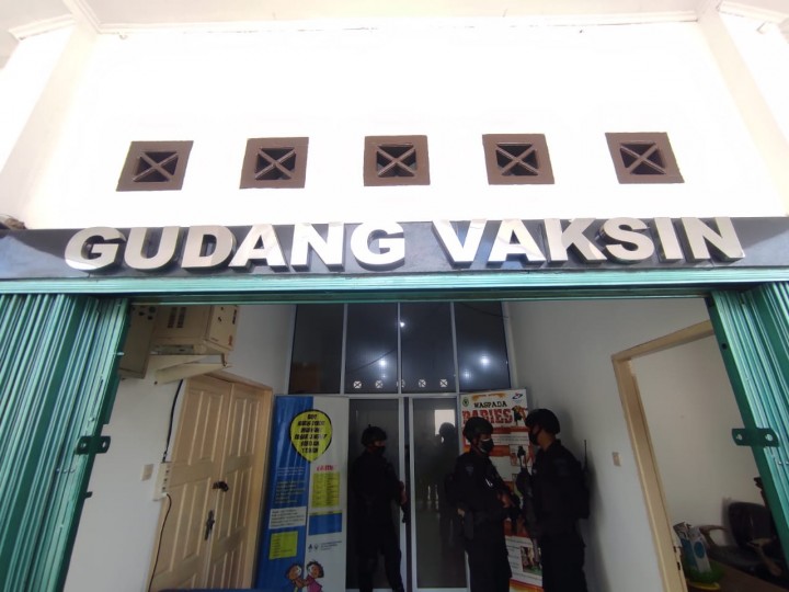 Petugas kepolisian terlihat menjaga vaksin Covid-19 yang sampai di Kota Pekanbaru pagi ini