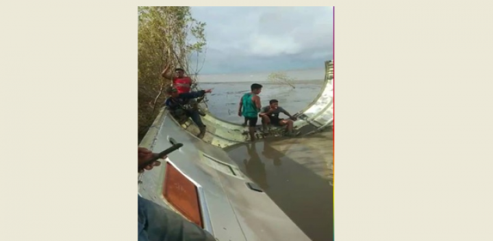 Logam mirip badan pesawat yang ditemukan di pantai Provinsi Kalteng. Foto: int/dok polda kalteng 