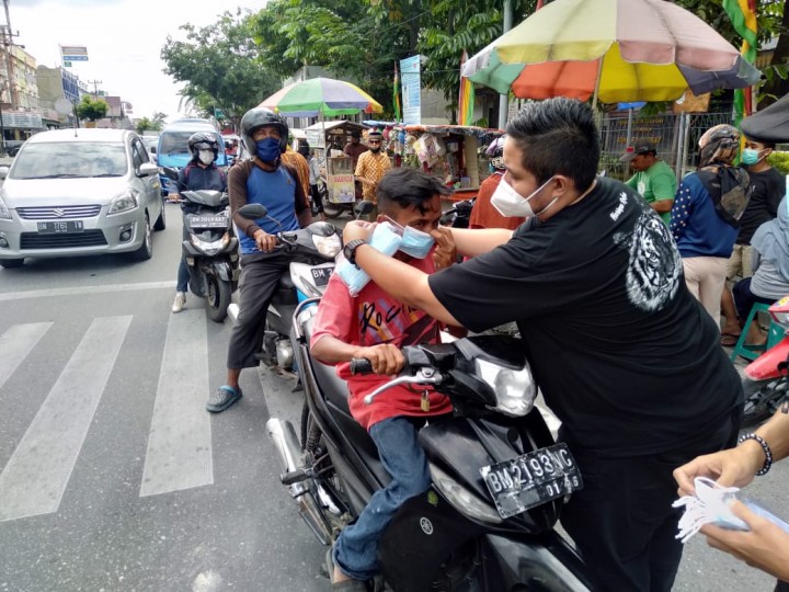 Foskor Riau saat membagikan masker gratis ke warga di Kelurahan Tangkerang Selatan, Pekanbaru, Riau. (Foto: Istimewa)