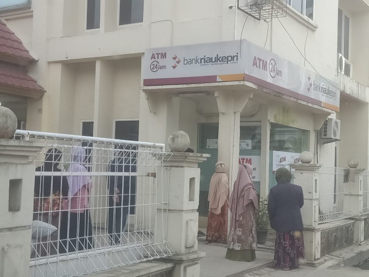 Bank Riau Kepri Dikeluhkan Warga Pelalawan, ATM Sedikit Buat Sering Antre (foto/Ardi) 