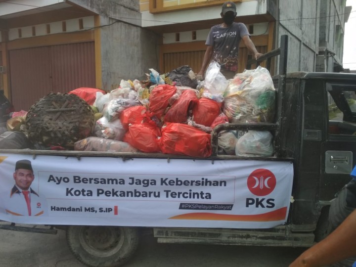Tim pengangkut sampah yang diinisiasi Ketua DPRD Kota, Hamdani