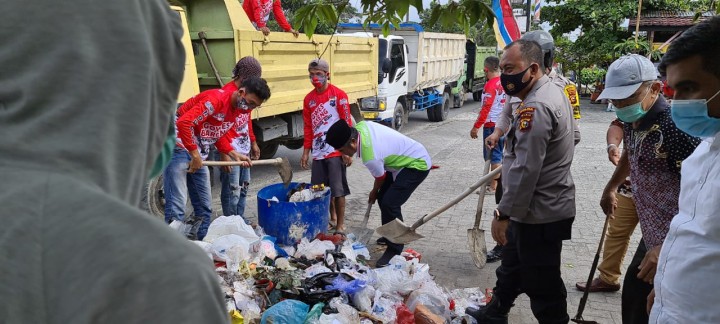 Ketum SantanNU Rusli Ahmad ikut mengangkut sampah yang berserakan