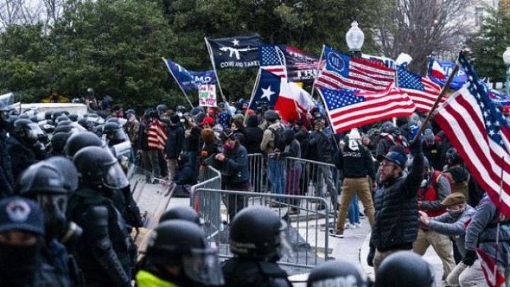 Massa pendukung Donald Trump yang berbuat aksi anarkis di GedungParlemen AS. Foto: int/ap 