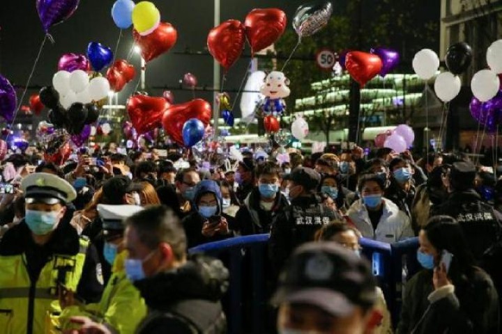 Penduduk Wuhan merayakan tahun baru 2021, Saat ini perkembangan virus Covid-19 di daerah itu dikabarkan kembali masuk tahap mengkhawatirkan. Foto: reuters 