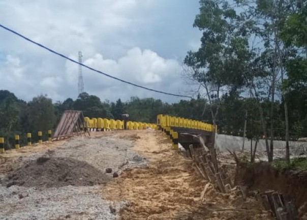 Sudah Dibayar 100 Persen, Pembangunan Jembatan Kapojan Bunut Masih Berlanjut (foto/Ardi) 