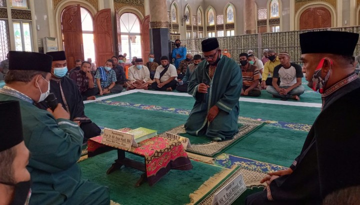 Sampang Sitepu saat mengucap syahadat dibimbing Ketua MUI Riau