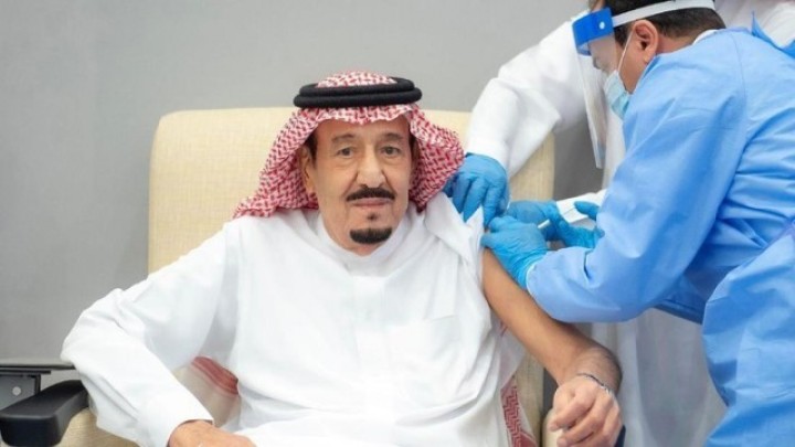 Raja Salman divaksin Corona. Foto: saudi press agency via ap