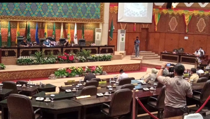 Wakil ketua DPRD Riau Agung Nugroho memimpin paripurna 
