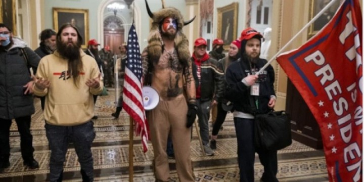 Pendukung Trump berdiri di pintu Capitol Hill setelah melanggar protokol keamanan, Foto: reuters 