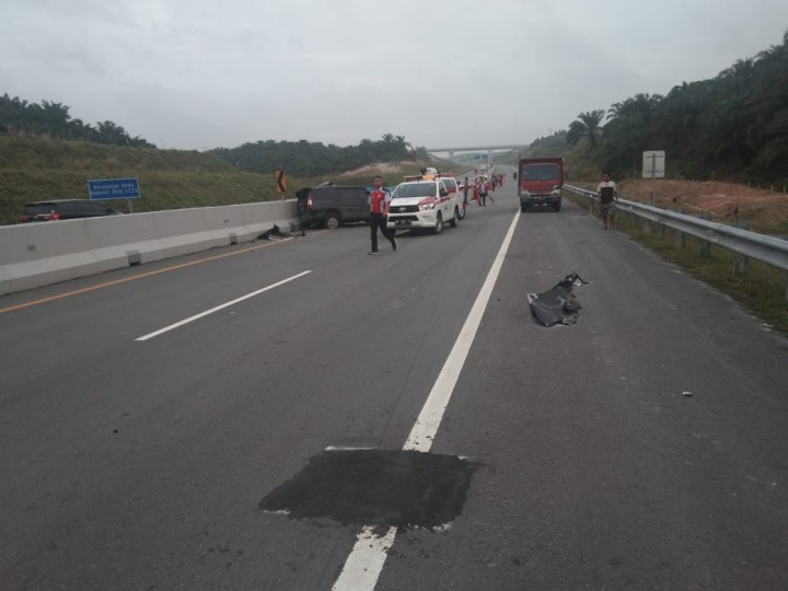 Kecelakaan kembali terjadi di Tol Pekanbaru - Dumai yang melibatkan truk fuso dengan minibus