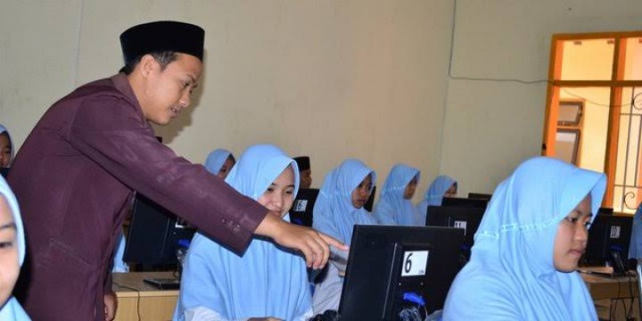 Seorang guru sedang mengajarkan siswi di salah satu sekolah (net)